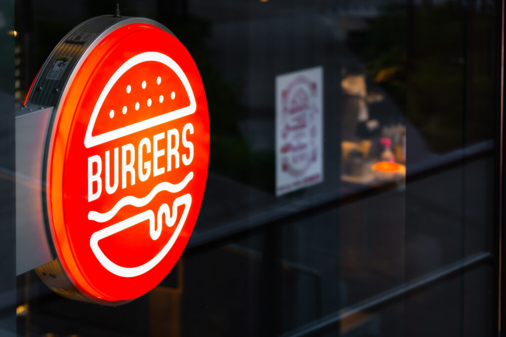 Acercamiento de la foto de un cartel de un restaurante de hamburguesas.